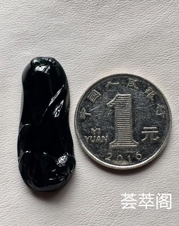 顶级料子：【墨翠连年有余*力争上游】玻璃种！  老坑高冰   极品墨翠   蛋面品质雕刻而成   黑度种水都是极品中上上品       冰透无比   种老起胶     品质极高   性价比超高 （翡翠中最神秘的
