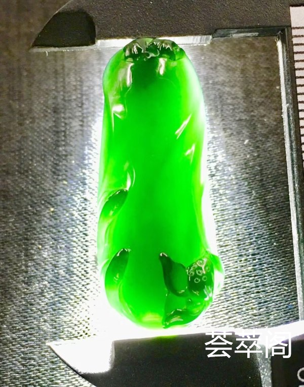 顶级料子：【墨翠连年有余*力争上游】玻璃种！  老坑高冰   极品墨翠   蛋面品质雕刻而成   黑度种水都是极品中上上品       冰透无比   种老起胶     品质极高   性价比超高 （翡翠中最神秘的