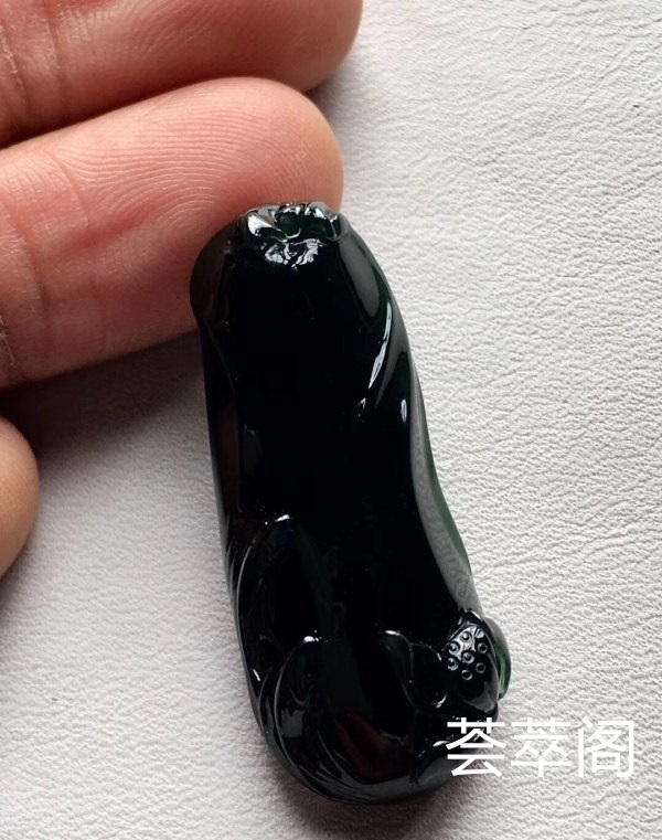 顶级料子：【墨翠连年有余*力争上游】玻璃种！  老坑高冰   极品墨翠   蛋面品质雕刻而成   黑度种水都是极品中上上品       冰透无比   种老起胶     品质极高   性价比超高 （翡翠中最神秘的
