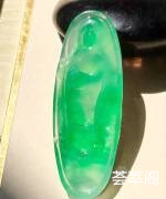 冰绿观音牌，种水足，纯净通透，光感好，些些绿色仙气10足，色泽非常好， 尺寸44.5*16*3.8，