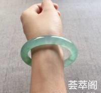 飘花圆条手镯 尺寸：54.6-9.6-9.5，种水好、绿花精神葱翠、翠绿色清新大雅、朵朵精神焕发、各显其美，底妆带着淡淡的紫罗兰，花儿更显饱满生动，完美，价：价