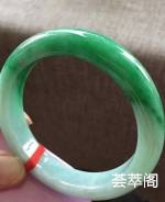 22，辣绿，54-12.1-8.4，种水足，玉质细腻，大半截颜色，上手夺目，微冰丝，可以忽略