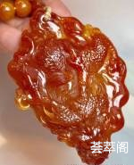 【红龙】象征权势、高贵、尊荣。也寓意生意兴隆，红翡雕琢也亦生意红红火火，背后雕琢9龙蛋亦指龙生9子。结缘价：[玫瑰][玫瑰][玫瑰