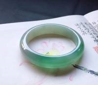 9092134,​正圈57 .8/13.6/8.3,冰绿​正装​手镯，质地​水润，飘花​缥缈，​温婉​儒雅，1截​冰绿映入​眼帘，​很有韵味
