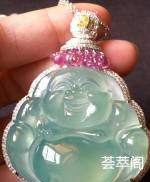 ，玻璃种完美无瑕纯净无棉厚装大佛，各方面都无可挑剔，用足反大钻1.66克拉，顶级艳彩黄钻石0.2克拉，顶级粉色蓝宝石2.6克拉。实物太惊艳，裸石41:37:12mm、这样的厚度还全透，整体57:45.5:14.5
