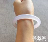 冰紫贵妃手镯 尺寸：54.5/47-8-6.8，颜色那么粉嫩，质地那么冰润，单挑出任何1项都很美了，两者结合就无可挑剔了，完美