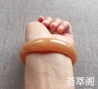 橙红满色正圈手镯 尺寸： 59-14.5-6.5，典雅均匀的翡红色调、特惠色养眼、枫叶般的感觉、充满着秋天的灵静与浪漫[愉快]完美
