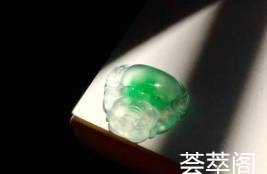 玻璃种飘绿小佛公，很强的玻璃光泽，1眼望穿，些些绿色仙气10足，有种有色灵性无比，尺寸14.8*14.9*2.7，价格