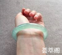 飘绿花圆条手镯 尺寸：53.7-9-9，洁白干净、绿花精美可爱、绿得那么认真精神、画面爽朗大方，完美