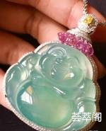 ，玻璃种完美无瑕纯净无棉厚装大佛，各方面都无可挑剔，用足反大钻1.66克拉，顶级艳彩黄钻石0.2克拉，顶级粉色蓝宝石2.6克拉。实物太惊艳，裸石41:37:12mm、这样的厚度还全透，整体57:45.5:14.5
