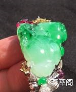特惠色新货大件如意吉祥3脚金蟾！冰种阳绿起光起胶感，裸石30.5:21.8:7mm 整体48.6:23:9mm 重量11.67克。大钻方钻重金，红宝石1克拉，粉色蓝宝石1克拉。钻石0.6克拉