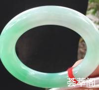 冰绿色圆条，尺寸55.8-12.6-12.6，肥嘟嘟，玉质润，结构细腻，冰冰绿绿，完美