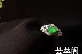 ✨1块碧波停留于指间 是不是美不胜收～
夺目而来的便是中央那颗绿蛋面翡翠
阳绿娇俏赛过花儿 佩戴仙气优雅

超值不议