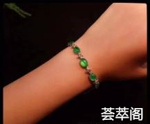美好的事物
从来不需要语言形容
只需要用眼睛触感去感受❤️

正冰阳绿手链 颗颗自带光芒 翠色娇艳
佩戴高雅贵气
超值不议